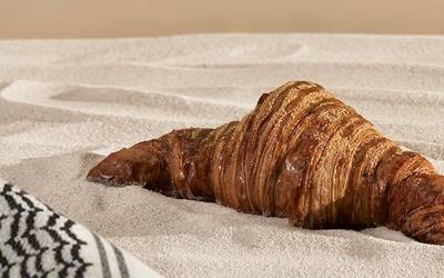 'Crunafah' Gazako haurren aldeko croissant solidarioa kaleratu dute Artepanek eta Kromatikok