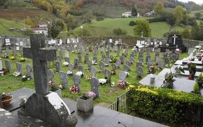 Lorez jantzi da hilerria Santu Guztien Egunean