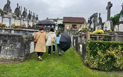 Zendutako senideak gogoan izan dituzte hilerrian