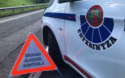 Ertzaintzaren kontrol batetik ihes egin duen gidari baten bila ari dira
