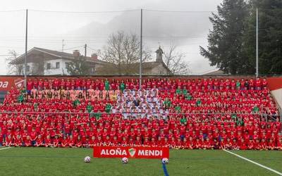 Aloña Mendiko futbol sailak 2025-2026ko taldeak aurkeztu ditu