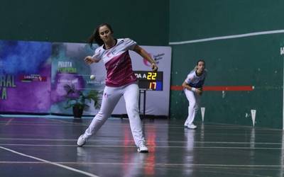 Emakumezkoen eskupilotako lau eta erdiko banakako txapelketa nagusiko partiduak argazkitan