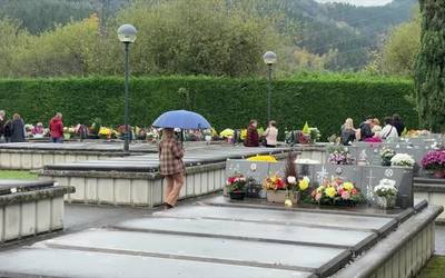 Lorez eta herritarrez bete dira hilerriak, Domu Santu Egunean