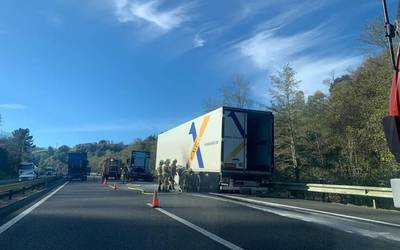 Bi kilometroko auto pilaketak AP-8an, Zarautz eta Zumaia artean