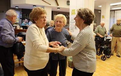 Ia leku guztiak beteta 80 urtetik gorakoen bazkari-omenaldirako