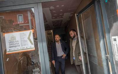 Maria Dolores Madaria eta Landatas auzoetako 130 etxebizitza birgaitzeko lanak bisitatu ditu Denis Itxaso sailburuak