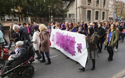 Gizon bat atxilotu dute El Pilar auzoan, adingabeen aurrean bikotekideari erasotzeagatik