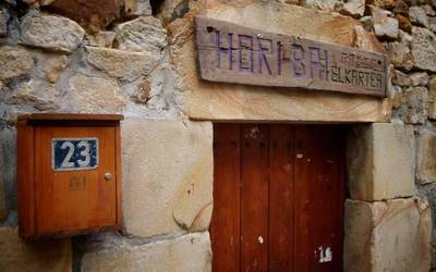 Arrazakeriaren inguruko mahai-ingurua eta arropa eta manta bilketa Larrabetzun