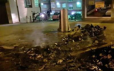 Gazte bat ikertzen ari dira Algortan edukiontziak erretzearren