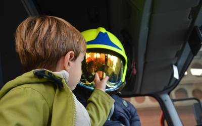 Suhiltzaileak eta larrialdi zerbitzuak erakustaldia egiten ari dira Laudion