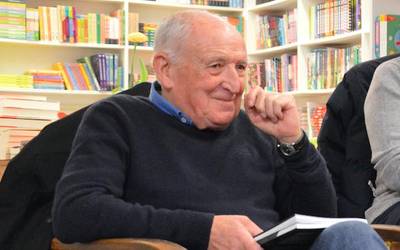 Anjel Lertxundiren ibilbide literarioa sarituko dute Irun literatura sarietan