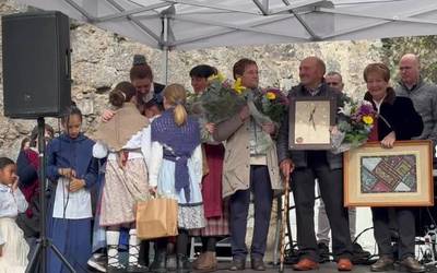 Omenaldi hunkigarria Boskoitxiko eta Lezarriko baserritarrei eta Urratseko dantza irakasleei