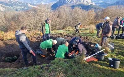 [ARGAZKI GALERIA] Saibigaineko hobitik gorpuzki baten deshobiratzea egin dute gaur