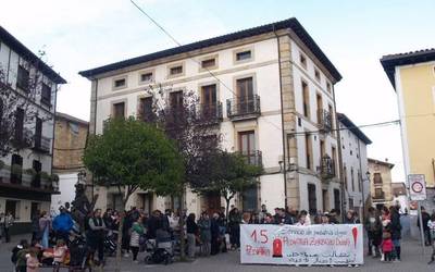 Pediatria zerbitzu duina eskatzen segituko dute