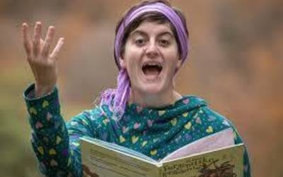 Ainara Unanua ipuin kontalari gartzaindarra 'Haragi koloreko tximeleta begiradazalea' lanarekin herriz herri dabil