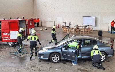 [ARGAZKIAK] Ninonino egunean Elizondon, larrialdietan nola jokatu behar den erakutsi zuten suhiltzaileek