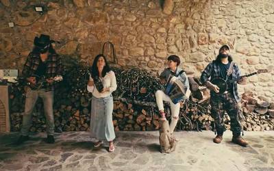 [BIDEOA] Haize Arrosak 'Politte' abestia kaleratu du, Moonshine Wagon taldeagaz elkarlanean