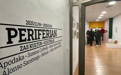 Ostegunean inauguratu zuten Gasteizen 'Periferian' erakusketa sei artista laudioarren lanekin