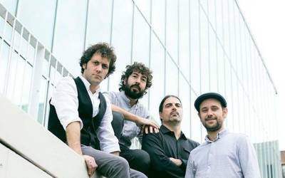 Dolmenen Ibilbidea, zuhaitz landaketa eta swing dantzaldia domekan, Blues Hotsak Jaialdia hasteko