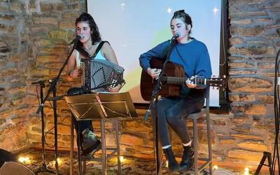 Barrena ahizpa musikariek eman diote hasiera Ozkarbiko azaroko egitarauari