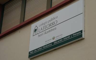 Latiorro Eskolak eskatu dio Udalari atezain postuan daukan arazoa konpontzeko