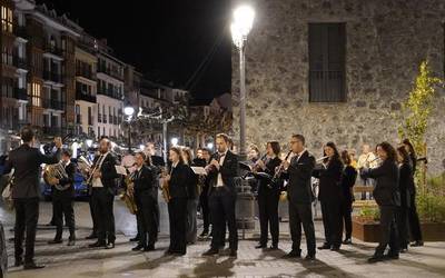 Musika Bandaren doinuekin, Azkoitian agurtu dute On Jenaro Lekuona