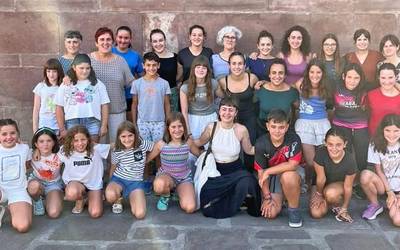 Baztango Abesbatza Ttikik Olaia Inziarteren kontzertuan parte hartuko du bihar Iruñeko Gaiarre antzokian