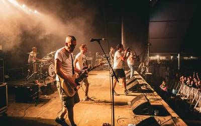 Añube eta Trini Fox taldeen kontzertuak bihar, herriko plazan