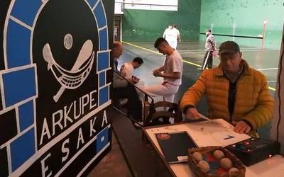 Arkupe pilotazale elkarteak antolatutako eskuz binakako  txapelketan izena emateko azken egunak dituzte Lesakan