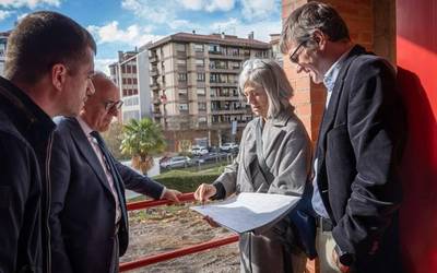 Amurrioko adinekoentzako egoitzako obrak bisitatu dituzte Ramiro Gonzalezek eta Gorka Urtaranek