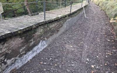 Zubietako errotaren kanaleko ur ihesak konpontzeko lanean ari dira