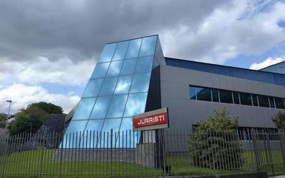 Israelgo arma enpresa bati materiala bidali izana egotzi diote Juaristi enpresari, eta hark ukatu egin du