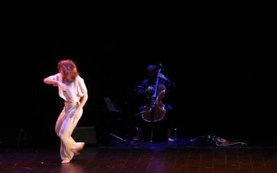 'Doodem' ikuskizuna aurkeztu du Eñaut Zubizarreta biolontxelo-jotzaileak Seminarixoan