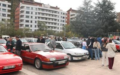'Joyas sobre ruedas' topaketaren bosgarren edizioak 70 auto batu ditu Arrasaten