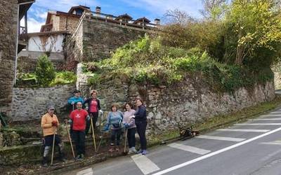 Auzolanean, herri sarrerako txoko bateko sastrakak garbitu dituzte