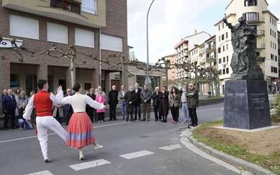 Antonio Oteizari omenaldia egitearekin batera, haren 'Ongi etorri' eskultura inauguratu dute