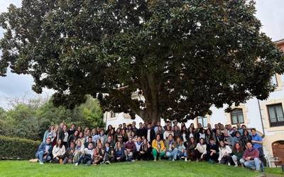 1986ko kintoen ospakizunak talde ederra batu du Durangon