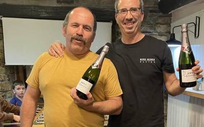 Gaizka Bolinaga eta Oxel Erostarbe garaile Ozkarbiko mahai-futbol txapelketan