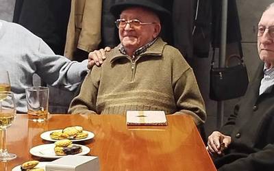 Regalesek lagunekin ospatu zuen 100. urteurrena