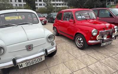 Auto zaharren bilgune bilakatu da Arrasateko Arizmendiarrieta plaza