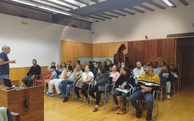 Zumaiara aurten iritsitakoei ongietorria eman diete udaletxean