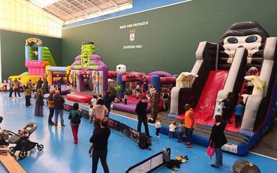 Eskolako guraso elkarteak antolatuta, puzgarri festa izan zen