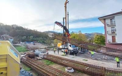Elizondoko Baztanberri auzoko trafikoa arinduko duen zubi berria eraikitzen hasiak dira