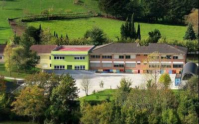 Artziniegako ikastetxean eskolazainaren lanpostua ekonomikoki bideratzea zaila dela uste du Udalak