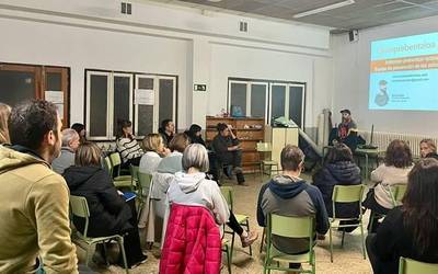 Sare sozialen eta Interneten erabilerari buruzko solasaldia izan dute Leitzan
