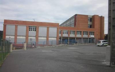 Plentziako eta Gorlizko udalek elkartasuna adierazi diote jazarpena jaso duen irakasleari, eta gertatutakoa arbuiatu dute