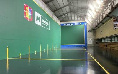 Mañariko frontoia berriro margotu eta harmailak konpondu ditu udalak