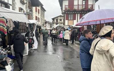 [ARGAZKIAK] Aziendarik gabeko feria eguna ospatzen ari dira Lesakan