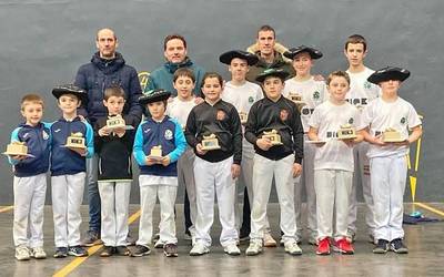 Igande honetan hasiko da Bortzirietako Eskuz Banakako Pilota Txapelketa