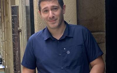 "Iraganeko ispiluari begiratu eta gaur egungo errealitatera egokitu behar dugu"